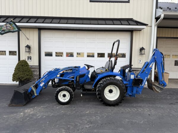 2005 New Holland TC33DA Tractor Loader Backhoe - Image 2