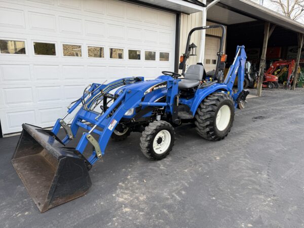 2005 New Holland TC33DA Tractor Loader Backhoe - Image 3