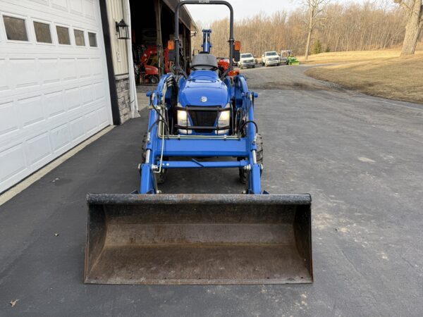 2005 New Holland TC33DA Tractor Loader Backhoe - Image 5