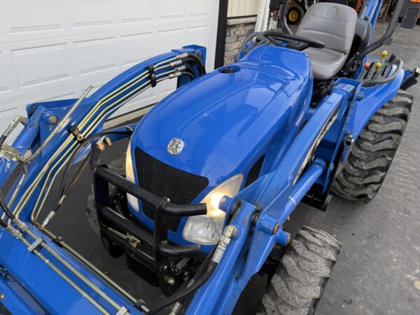 2005 New Holland TC33DA Tractor Loader Backhoe - Image 8