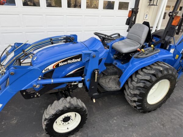 2005 New Holland TC33DA Tractor Loader Backhoe - Image 9