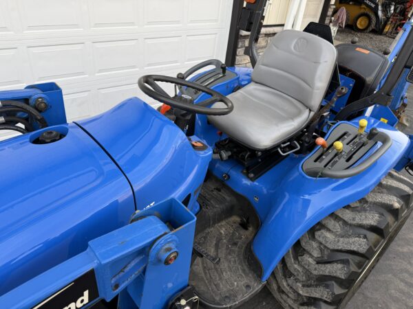 2005 New Holland TC33DA Tractor Loader Backhoe - Image 10