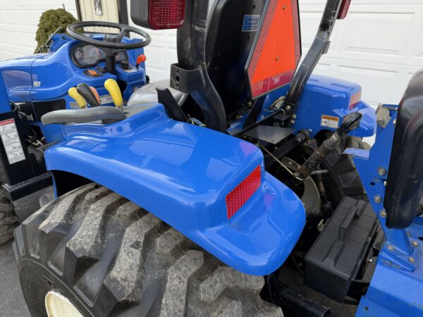 2005 New Holland TC33DA Tractor Loader Backhoe - Image 22