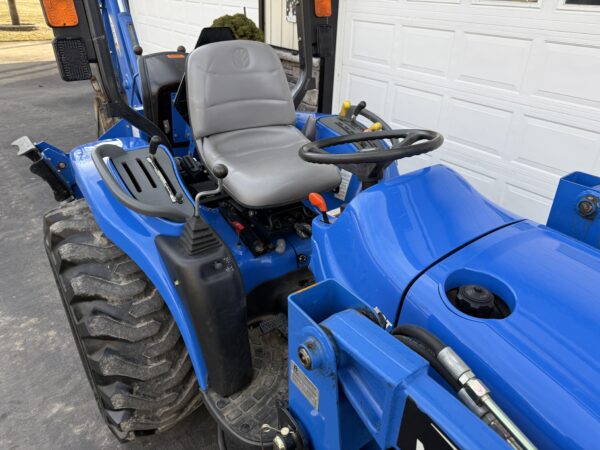 2005 New Holland TC33DA Tractor Loader Backhoe - Image 29