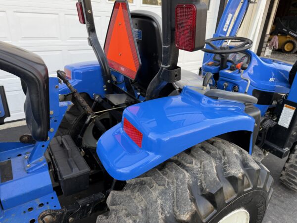 2005 New Holland TC33DA Tractor Loader Backhoe - Image 34