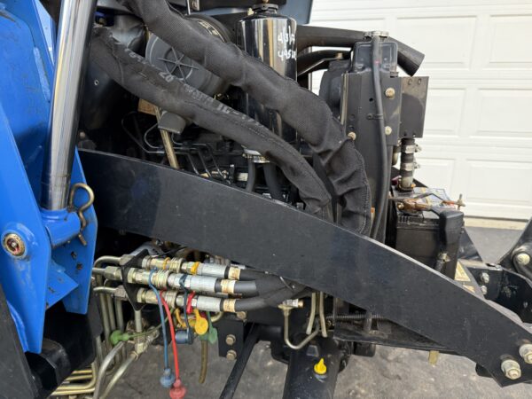 2005 New Holland TC33DA Tractor Loader Backhoe - Image 36