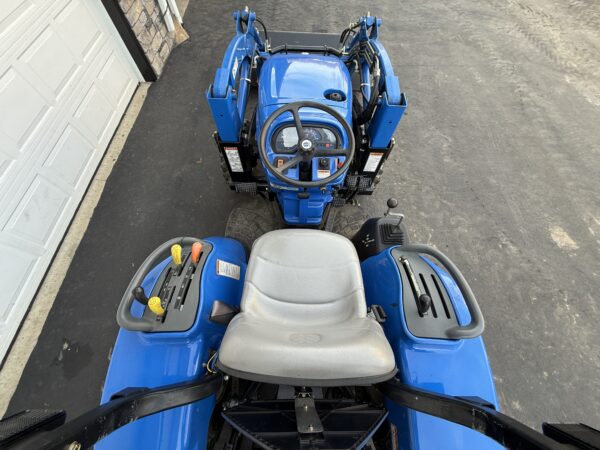 2005 New Holland TC33DA Tractor Loader Backhoe - Image 41