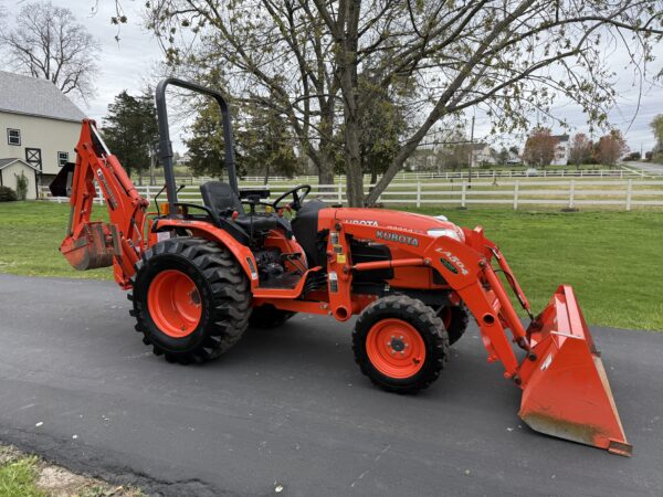 2010 Kubota B3300 Tractor Loader Backhoe - Image 3