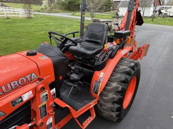 2010 Kubota B3300 Tractor Loader Backhoe - Image 28