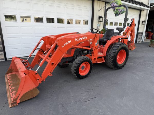 2023 Kubota L2501 Tractor Loader Backhoe - Image 2