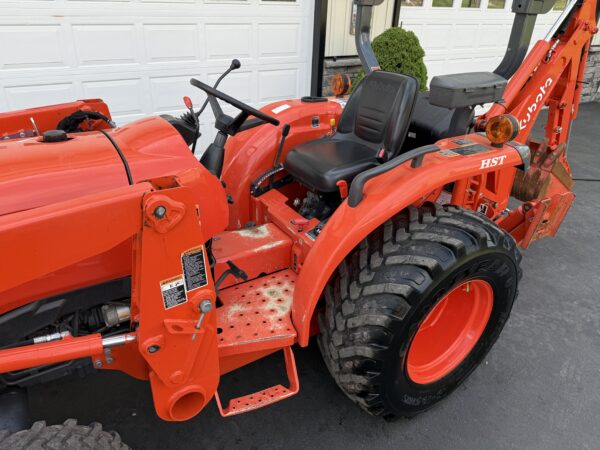 2023 Kubota L2501 Tractor Loader Backhoe - Image 10