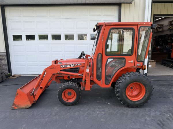 1999 Kubota B2400 Tractor Loader Cab - Image 2
