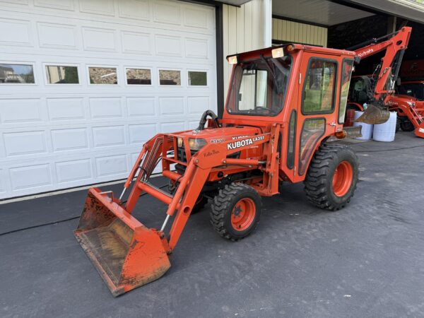 1999 Kubota B2400 Tractor Loader Cab - Image 3