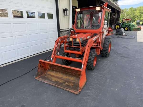 1999 Kubota B2400 Tractor Loader Cab - Image 4