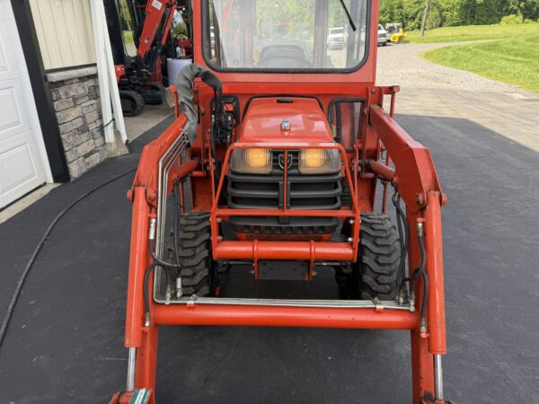 1999 Kubota B2400 Tractor Loader Cab - Image 7