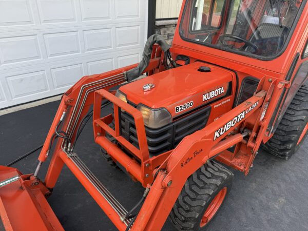 1999 Kubota B2400 Tractor Loader Cab - Image 8