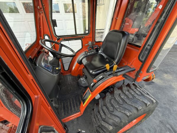 1999 Kubota B2400 Tractor Loader Cab - Image 9