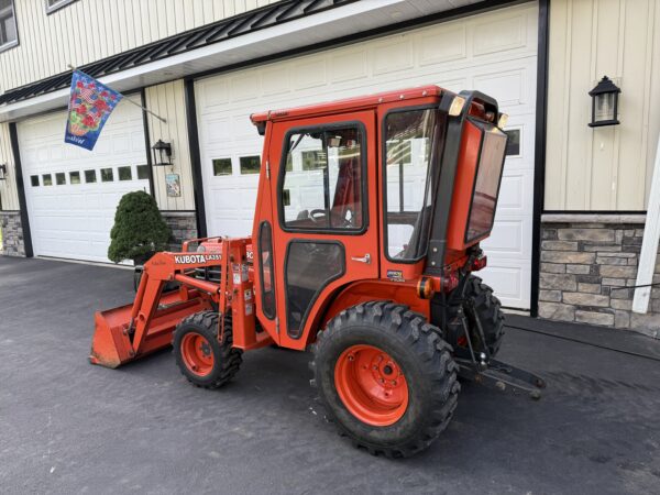 1999 Kubota B2400 Tractor Loader Cab - Image 11