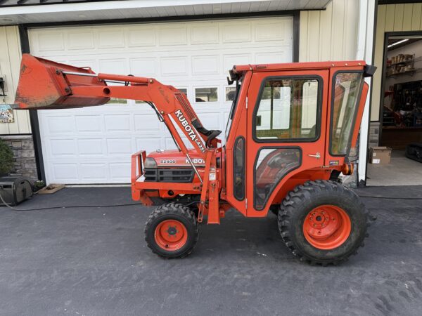 1999 Kubota B2400 Tractor Loader Cab - Image 14