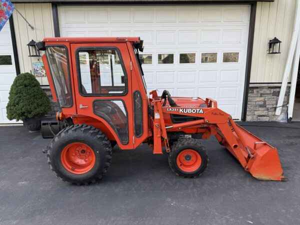 1999 Kubota B2400 Tractor Loader Cab