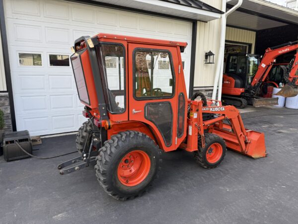 1999 Kubota B2400 Tractor Loader Cab - Image 27