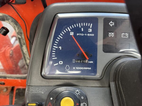 1999 Kubota B2400 Tractor Loader Cab - Image 29