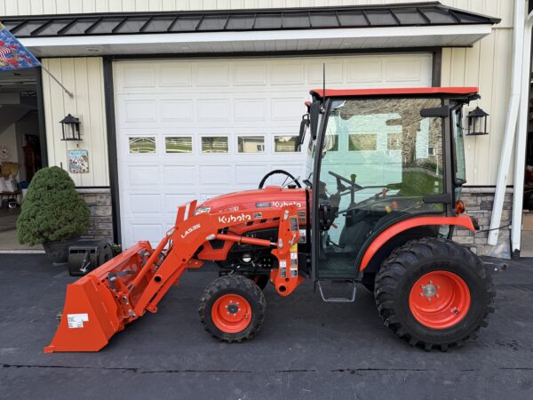 2022 Kubota LX3310 Tractor Loader Cab - Image 2