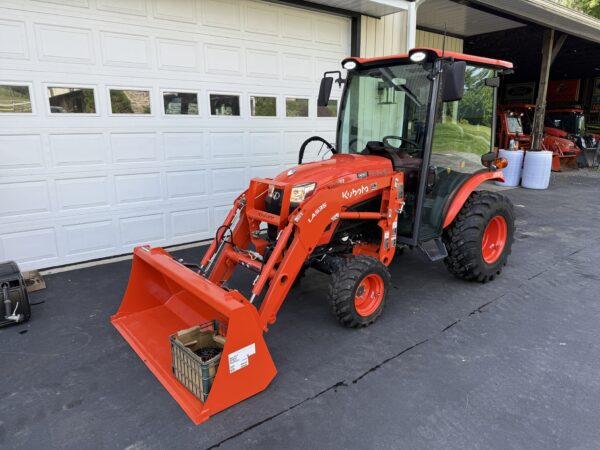 2022 Kubota LX3310 Tractor Loader Cab - Image 3