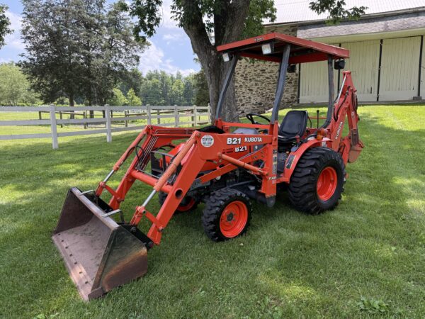 2005 Kubota B21 Commercial Tractor Loader Backhoe - Image 3