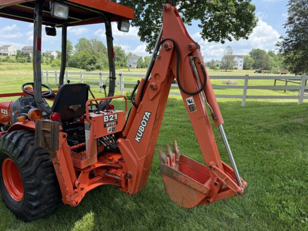 2005 Kubota B21 Commercial Tractor Loader Backhoe - Image 11