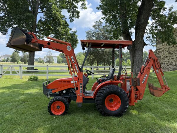 2005 Kubota B21 Commercial Tractor Loader Backhoe - Image 12