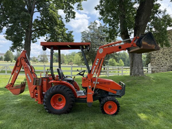 2005 Kubota B21 Commercial Tractor Loader Backhoe - Image 21