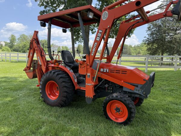 2005 Kubota B21 Commercial Tractor Loader Backhoe - Image 23