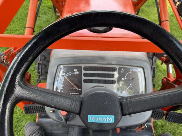 2005 Kubota B21 Commercial Tractor Loader Backhoe - Image 28