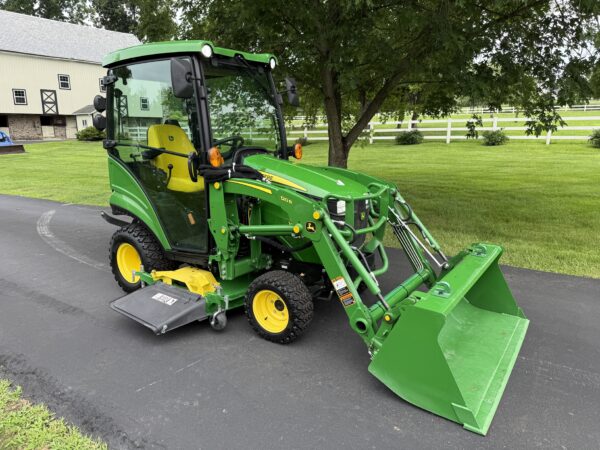 2022 John Deere 1025R Tractor Cab Loader Mower - Image 3