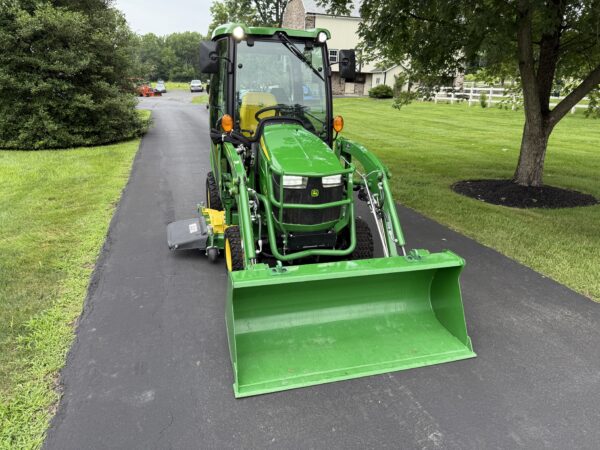 2022 John Deere 1025R Tractor Cab Loader Mower - Image 4