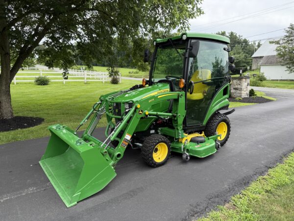 2022 John Deere 1025R Tractor Cab Loader Mower - Image 17