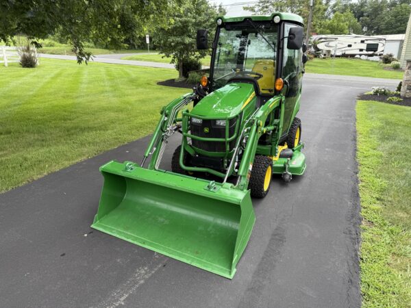 2022 John Deere 1025R Tractor Cab Loader Mower - Image 18
