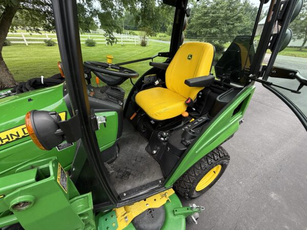 2022 John Deere 1025R Tractor Cab Loader Mower - Image 20