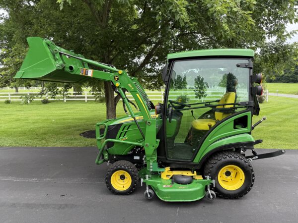 2022 John Deere 1025R Tractor Cab Loader Mower - Image 21