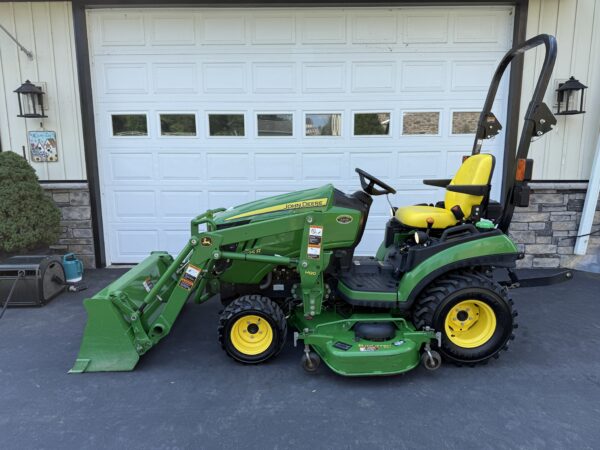 2016 John Deere 1025R Tractor Loader Mower - Image 2