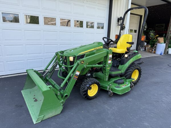 2016 John Deere 1025R Tractor Loader Mower - Image 3