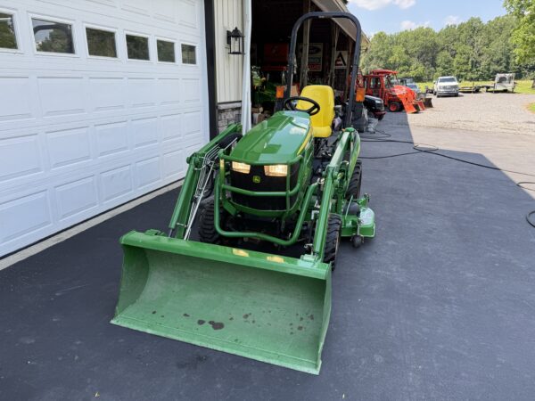 2016 John Deere 1025R Tractor Loader Mower - Image 4