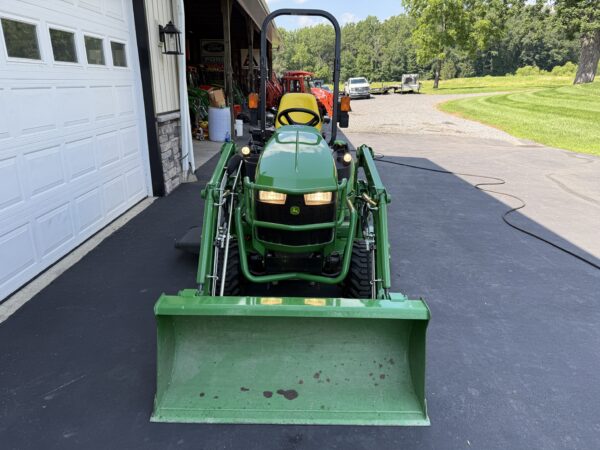 2016 John Deere 1025R Tractor Loader Mower - Image 5