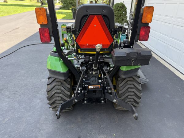 2016 John Deere 1025R Tractor Loader Mower - Image 12