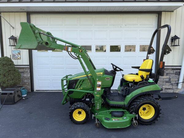 2016 John Deere 1025R Tractor Loader Mower - Image 13