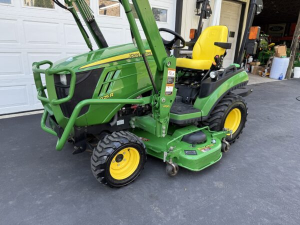 2016 John Deere 1025R Tractor Loader Mower - Image 14