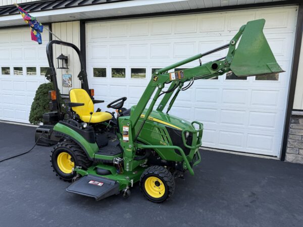 2016 John Deere 1025R Tractor Loader Mower - Image 18
