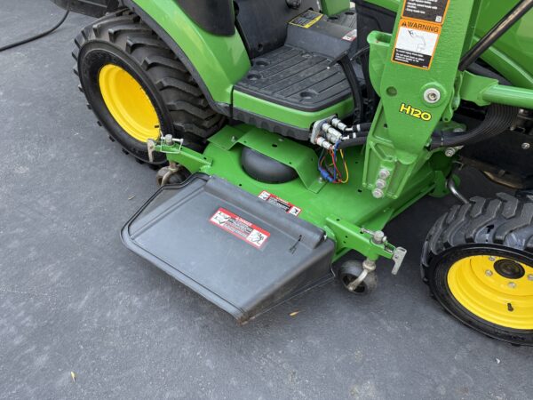 2016 John Deere 1025R Tractor Loader Mower - Image 20