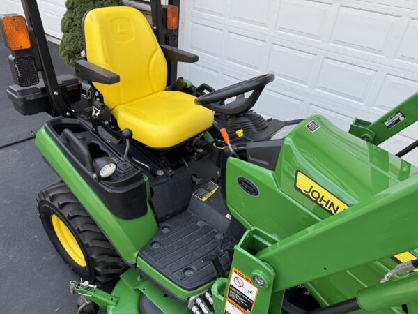 2016 John Deere 1025R Tractor Loader Mower - Image 21